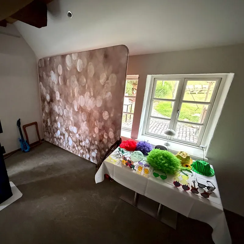 Fotobox mit Bokeh-Hintergrund und Requisitentisch