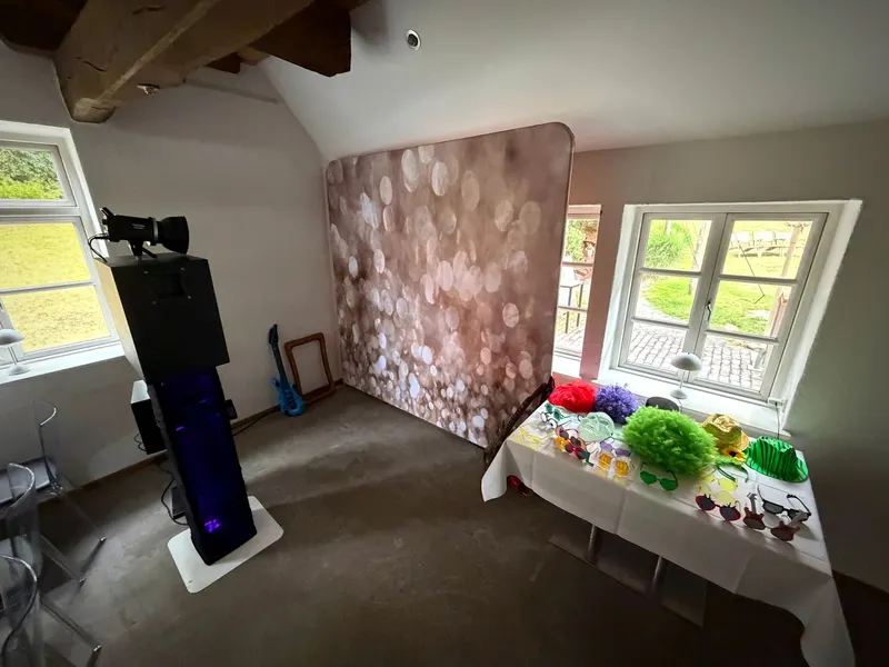 Requisitentisch vor einem Fotohintergrund mit Lichtpunkten, Hochzeit im Nordenholzer Hof in Hude