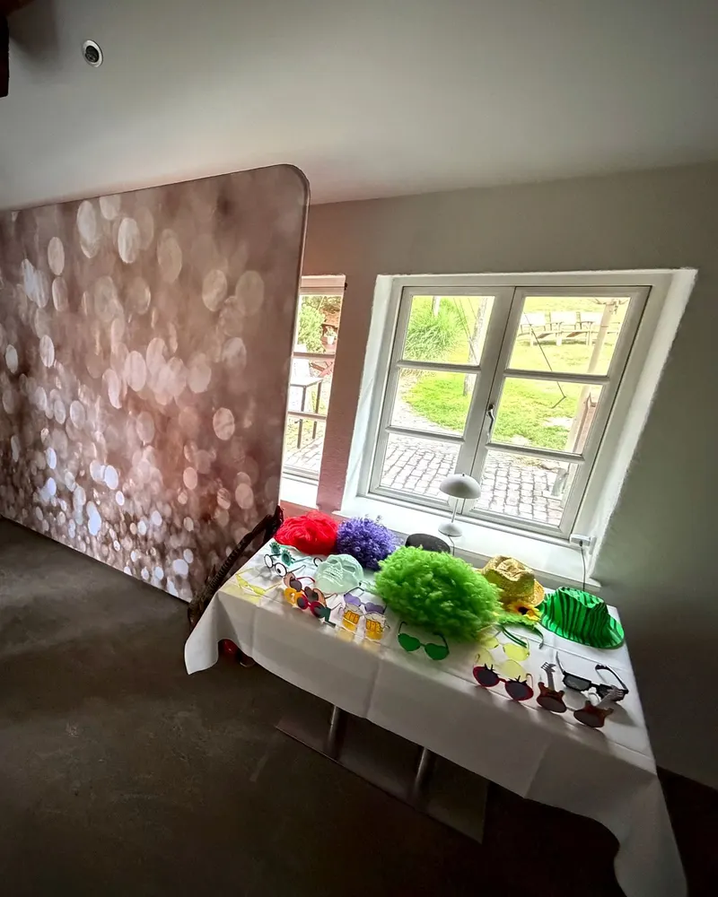 Requisitentisch vor einem Fotohintergrund mit Lichtpunkten, Hochzeit im Nordenholzer Hof in Hude