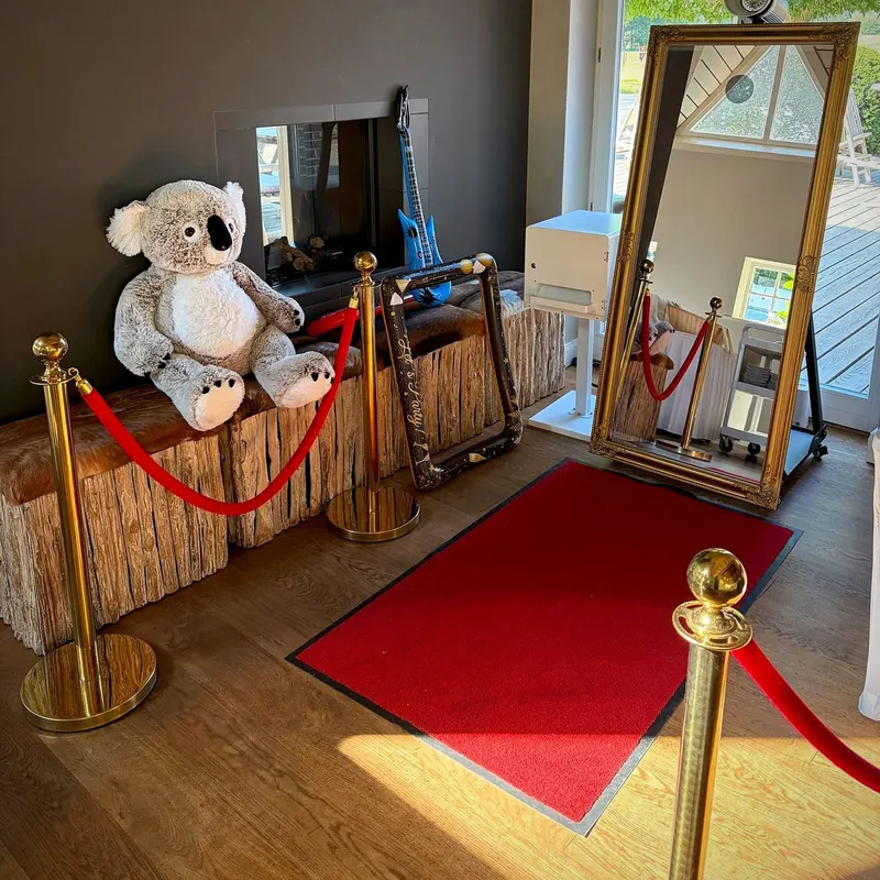 Magic Mirror neben Kamin und Holzbank