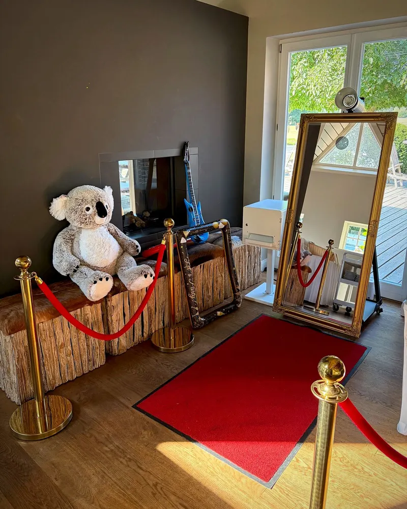 Magic Mirror mit rotem Teppich und Absperrkordeln am Kamin der Scheune St. Georg in Rastede