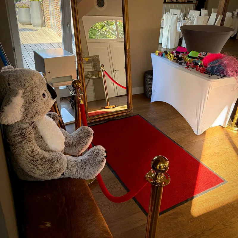 Magic Mirror im Festsaal mit rotem Teppich und Requisitentisch