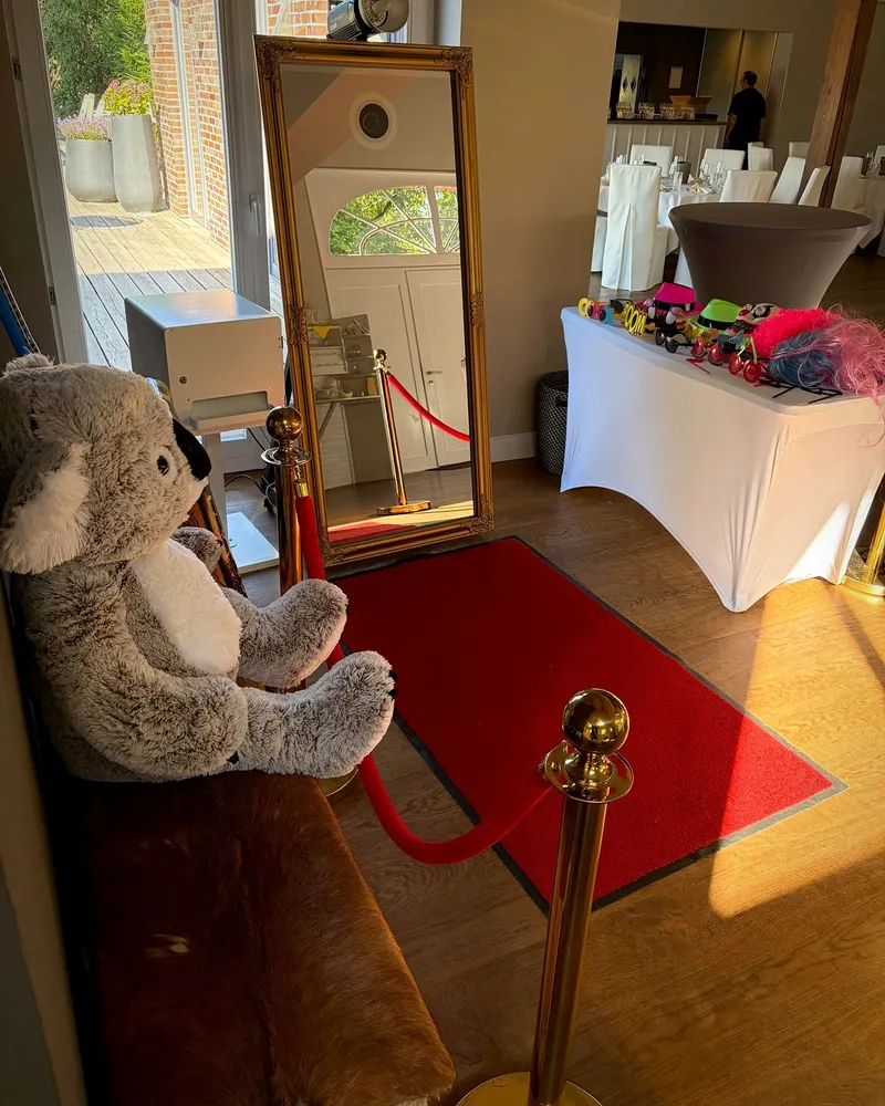 Magic Mirror mit rotem Teppich und Requisitentisch in der Scheune St. Georg in Rastede