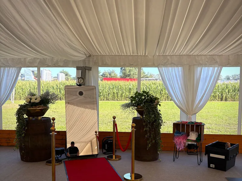 Magic Mirror mit rotem Teppich im Festzelt einer Hochzeit in Dörpen