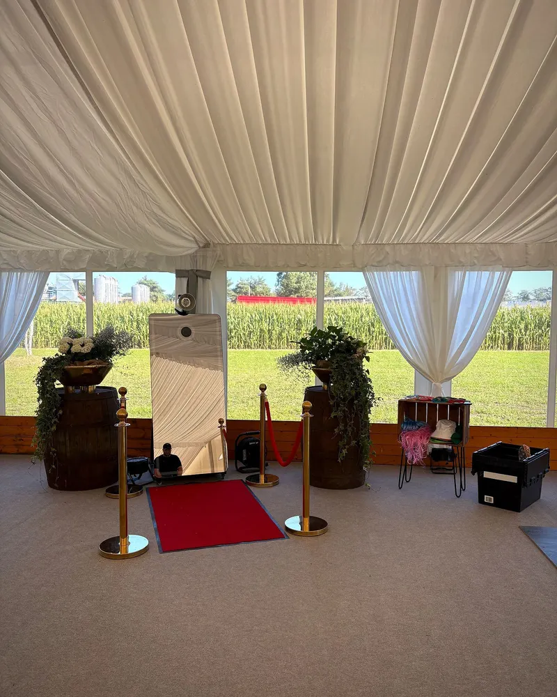 Magic Mirror mit rotem Teppich im Festzelt einer Hochzeit in Dörpen