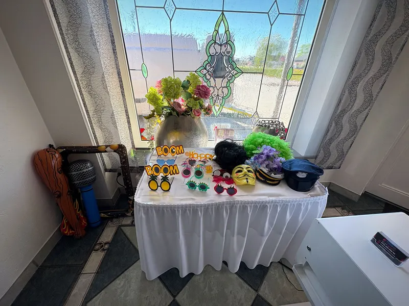 Requisitentisch mit Brillen, Hüten und Masken am Fenster im Saalbetrieb Schulte-Lind in Papenburg