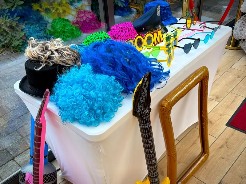Requisitentisch mit Perücken, Brillen und aufblasbaren Gitarren im Zollhaus Rastede