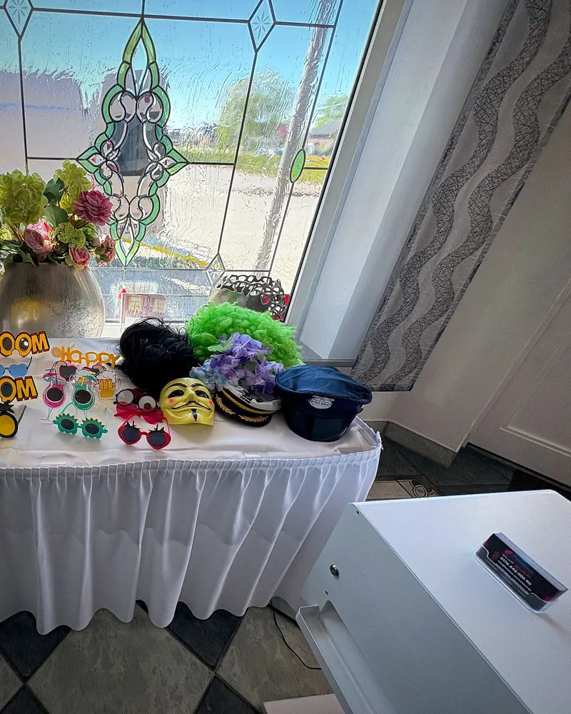 Vollständiger Props-Tisch — Brillen, Masken, Hüte, Blumen